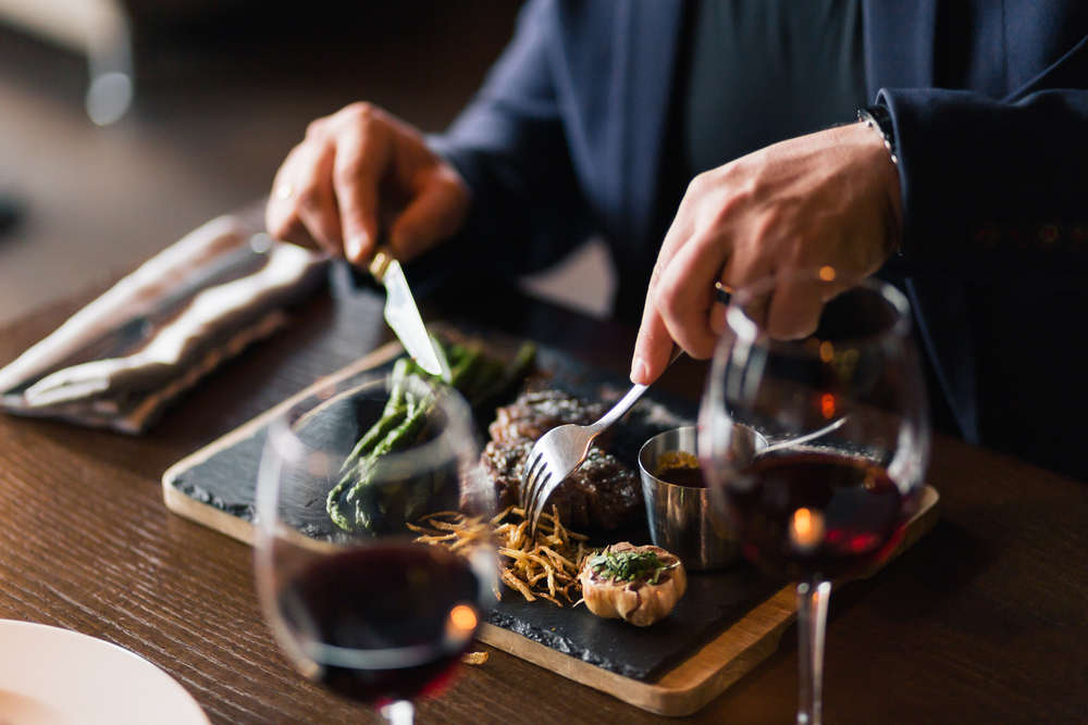 Un bărbat a mâncat fără să plătească de 127 de ori în restaurantele dintr-un oraș olandez prefăcându-se că se simte rău
