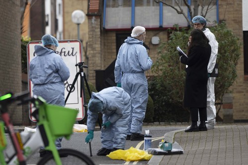 Un bărbat a fost împuşcat mortal de poliţie în Londra, după ce a amenințat mai mulți oameni cu o arbaletă