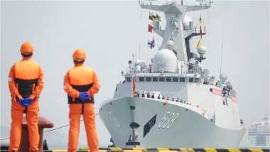 navă militară chineză în port