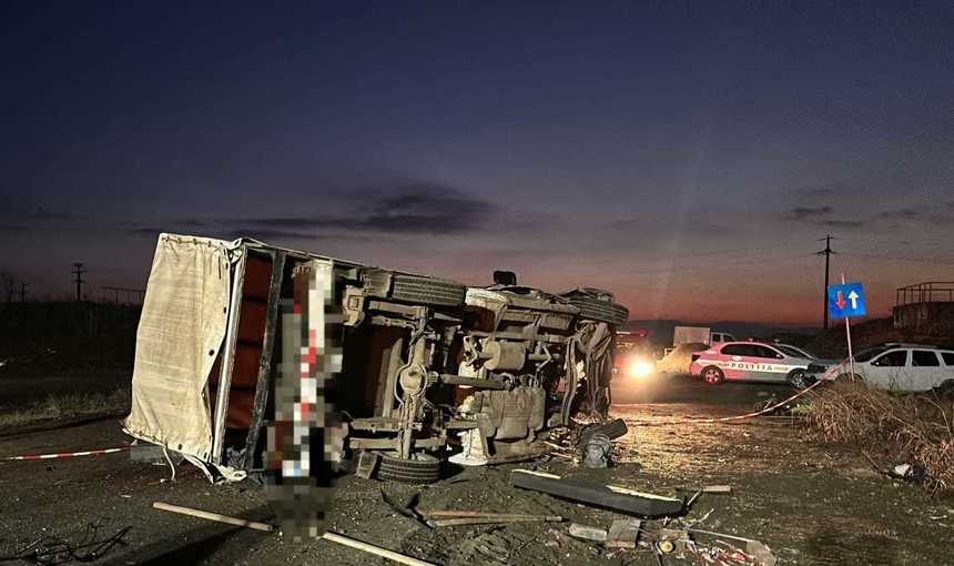 Un tânăr a murit şi patru persoane au fost rănite, după ce o dubiţă şi un autoturism s-au ciocnit pe DN 52, în județul Teleorman