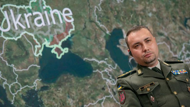 șeful spionajului militar ucrainean, Kirilo Budanov, cu spatele la o hartă a Ucrainei
