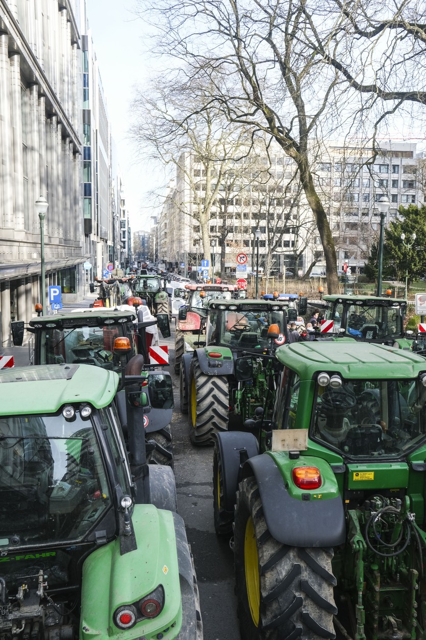 Fermierii francezi au blocat Parisul a doua noapte la rând. La Bruxelles, protestatarii îi așteaptă pe șefii de stat care vin joi