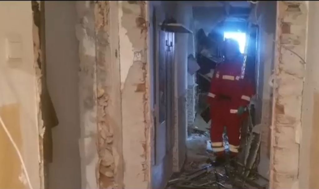 Explozie puternică într-un bloc din Galaţi. Un bărbat a fost rănit