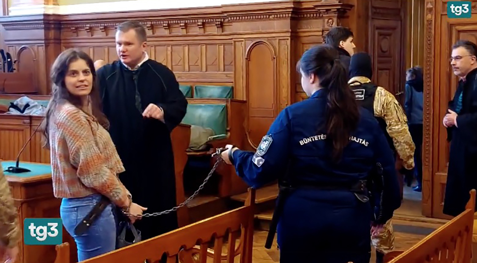 Revoltă în Italia după ce o italiancă a fost adusă în lanțuri la tribunal în Budapesta: „E șocant, trăgeau de ea ca de un câine”
