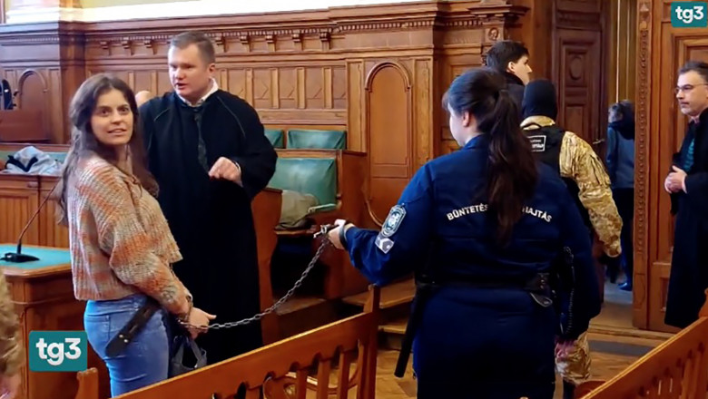 Femeie trasă în lanțuri de o polițistă în sala de judecată