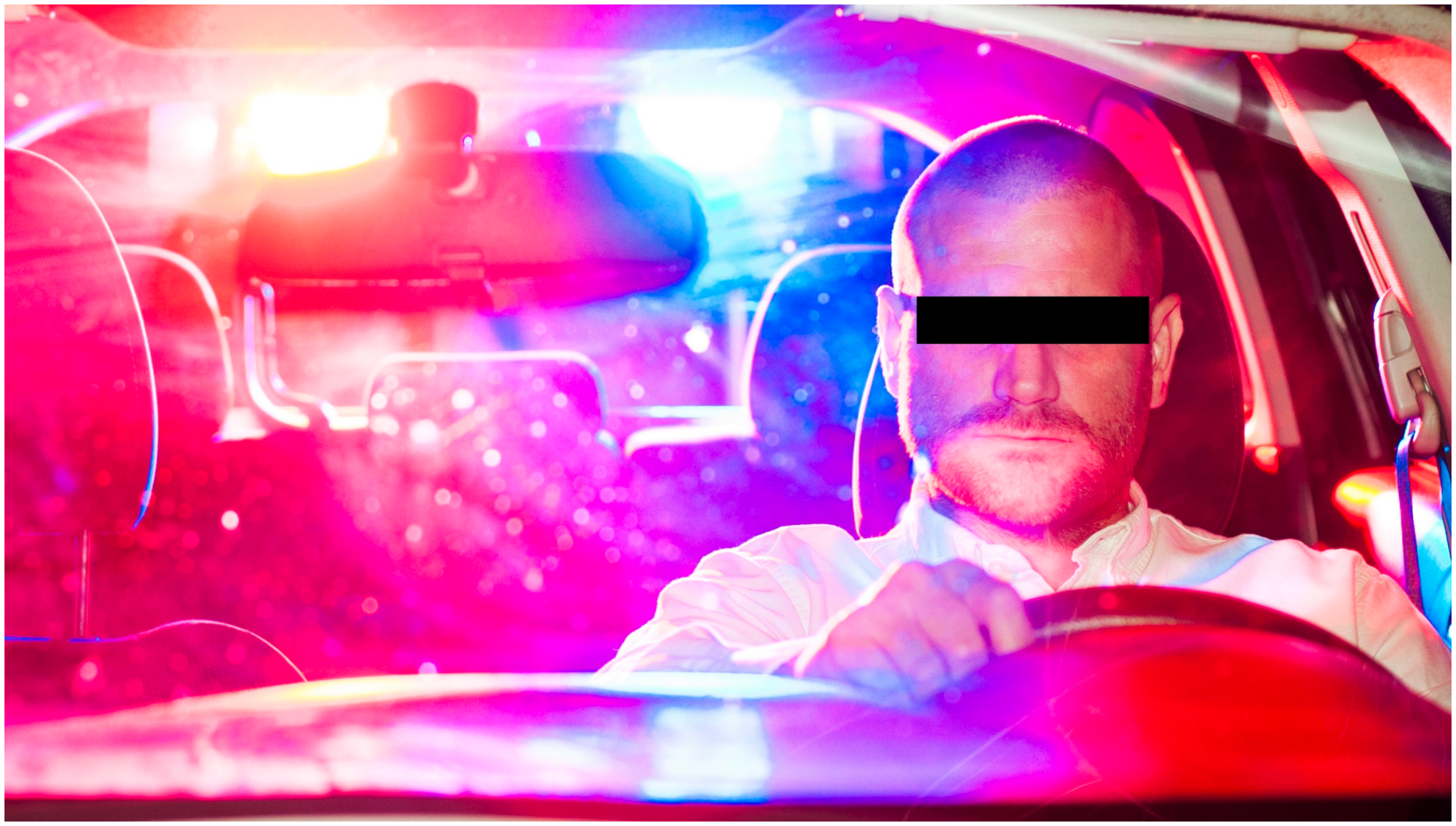 Șofer cu permisul suspendat, prins că gonea cu 128 de km/oră. Și-a abandonat mașina pe câmp, după o cursă nebună cu poliția pe urme