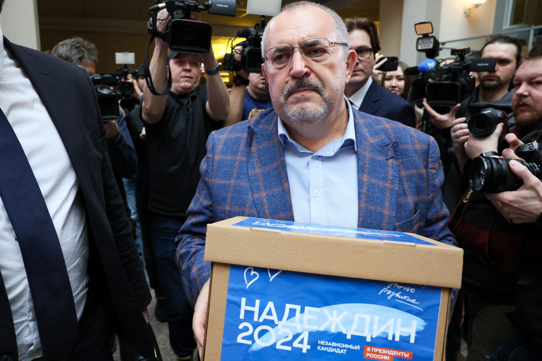 Singurul opozant al lui Putin în alegeri și-a depus semnăturile pentru candidatură. Sute de ruși au stat la coadă pentru a-l sprijini