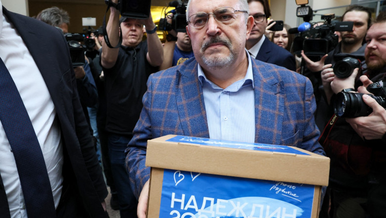 Boris Nadejdin cu o cutie de semnături