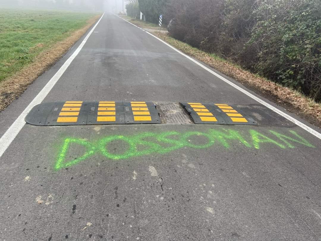 „Justițiarii șoselelor” din Italia. După „Fleximan”, care taie radarele cu flexul, „Dossoman” distruge limitatoarele de viteză