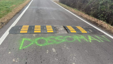Un vandal a distrus un limitator de viteză și s-a semnat „Dossoman