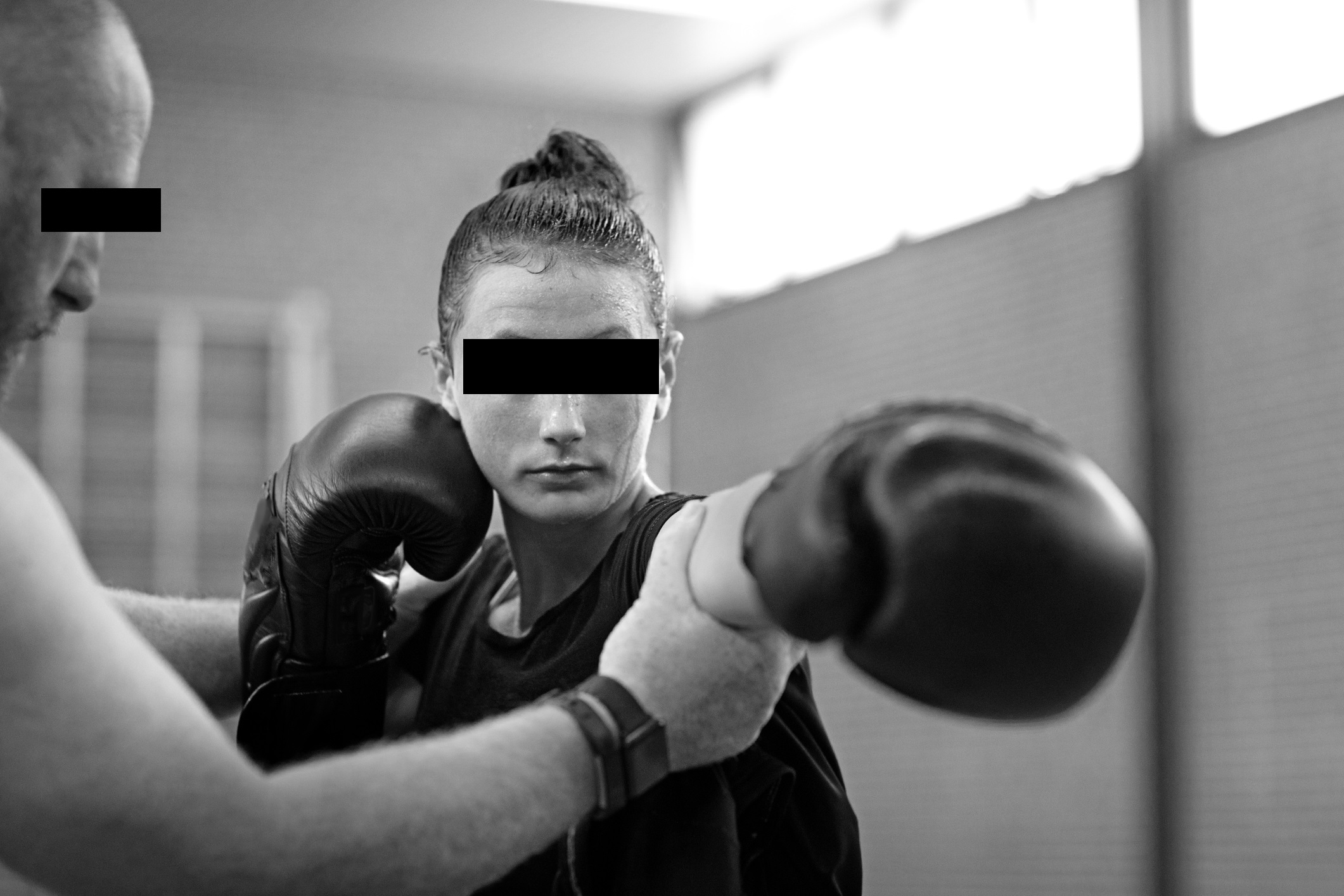 Fost polițist din Sibiu condamnat la 6 ani și 7 luni de închisoare pentru că a agresat sexual două fete, cărora le preda cursuri de box