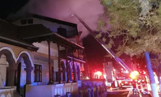 O pensiune din Călimăneşti a luat foc. Opt turiști şi proprietarul s-au evacuat, un angajat a fost găsit mort