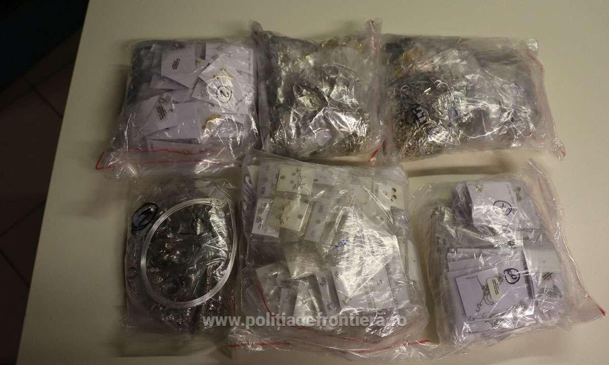 Femeie prinsă cu 19 kg de bijuterii ascunse în bagajul de mână pe Aeroportul Otopeni. „S-a deplasat spre ieşire pe culoarul verde”