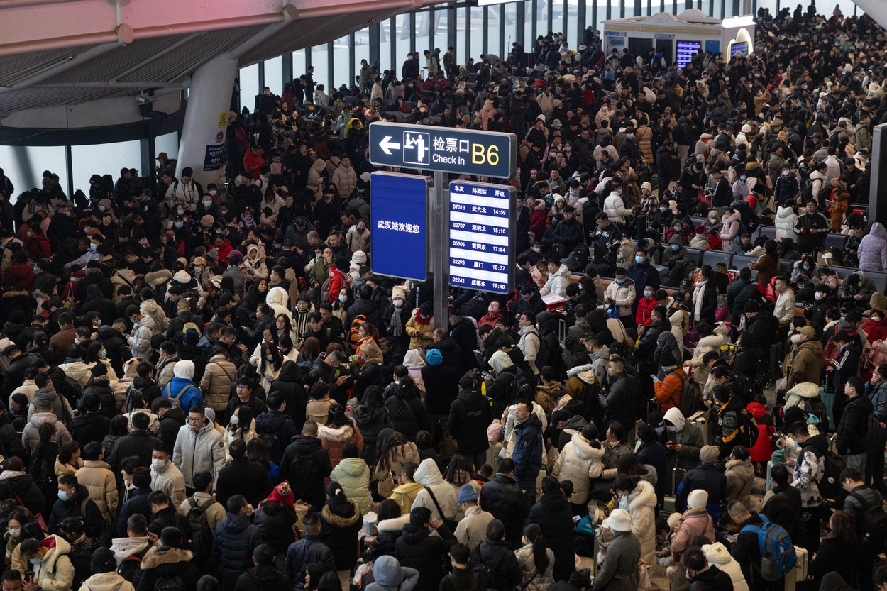 Ninsorile dau peste cap transportul din China în timpul Festivalului Primăverii când are loc marea „migrație”