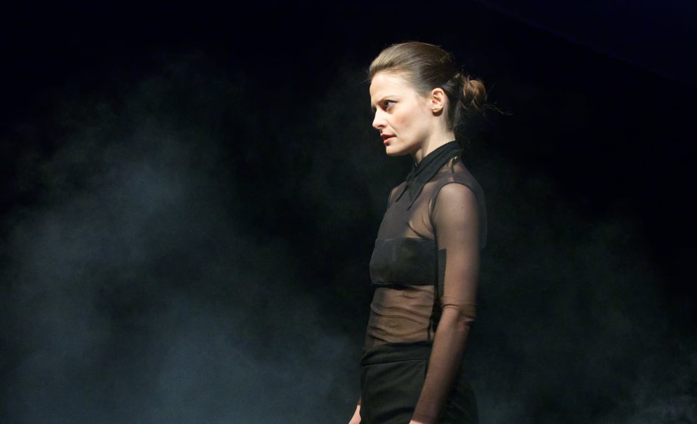 Actriță de la Teatrul German din Timişoara, rănită după ce un decor s-a prăbuşit peste ea în timpul unui spectacol