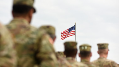militari americani cu steagul sua