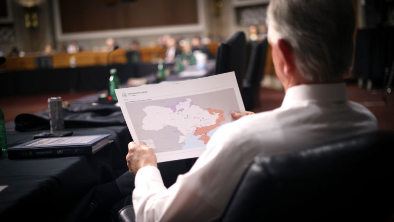 Bărbat cu spatele privește o hartă a Ucrainei în timpul invaziei rusești
