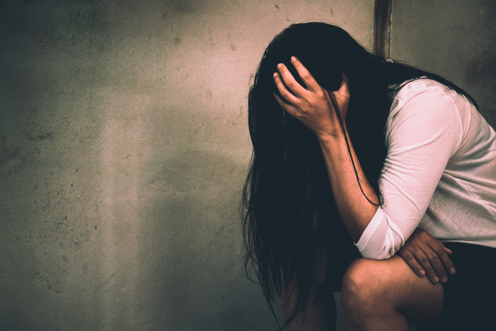 Fată de 13 ani violată în grup de 7 indivizi, în Italia, în timp ce iubitul ei a fost obligat să se uite