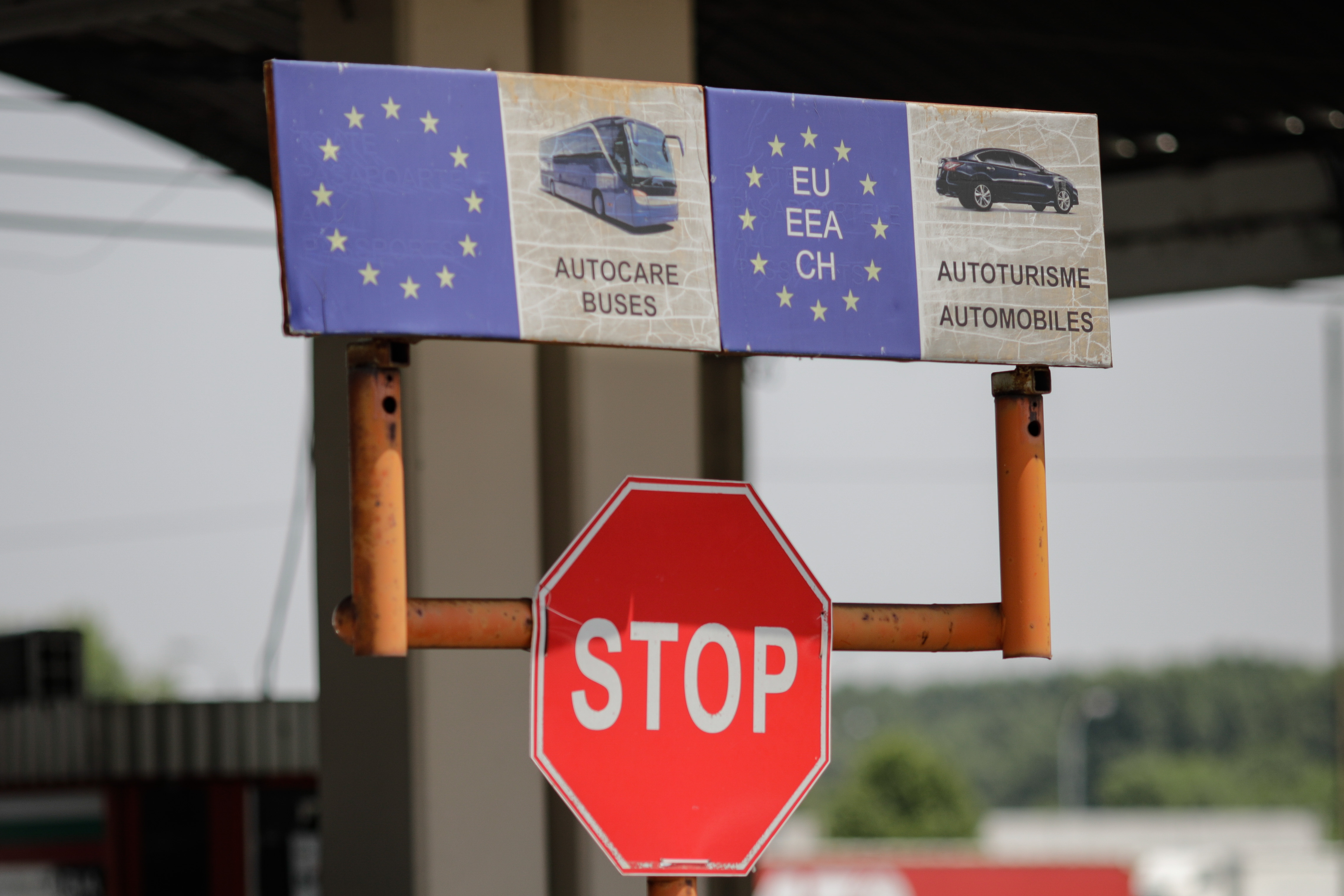 Un român care încerca să aducă ilegal în țară peste 18 tone de deșeuri de plastic din Grecia a fost prins la vama Giurgiu