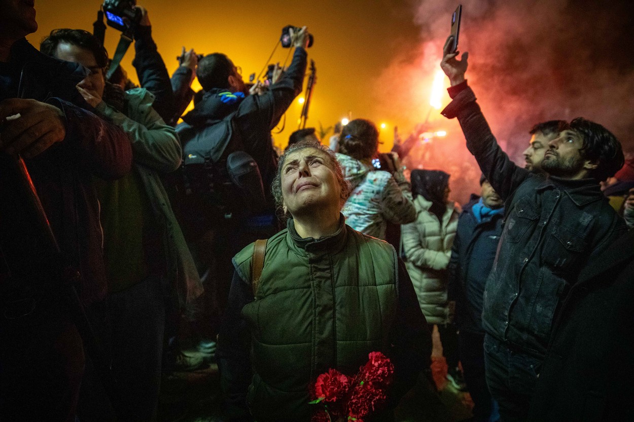 Lacrimi și furie la un an de la devastatorul cutremur din Turcia. 10.000 de turci au ieșit în stradă: „Unde au fost autoritățile?”