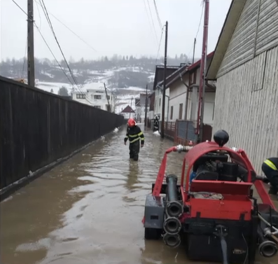 Efectele vijeliilor de cod portocaliu și galben în imagini. Case și străzi inundate, în Suceava vântul suflă cu 120 km pe oră