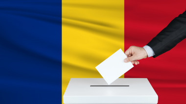 persoana care voteaza cu drapelul romaniei pe fundal