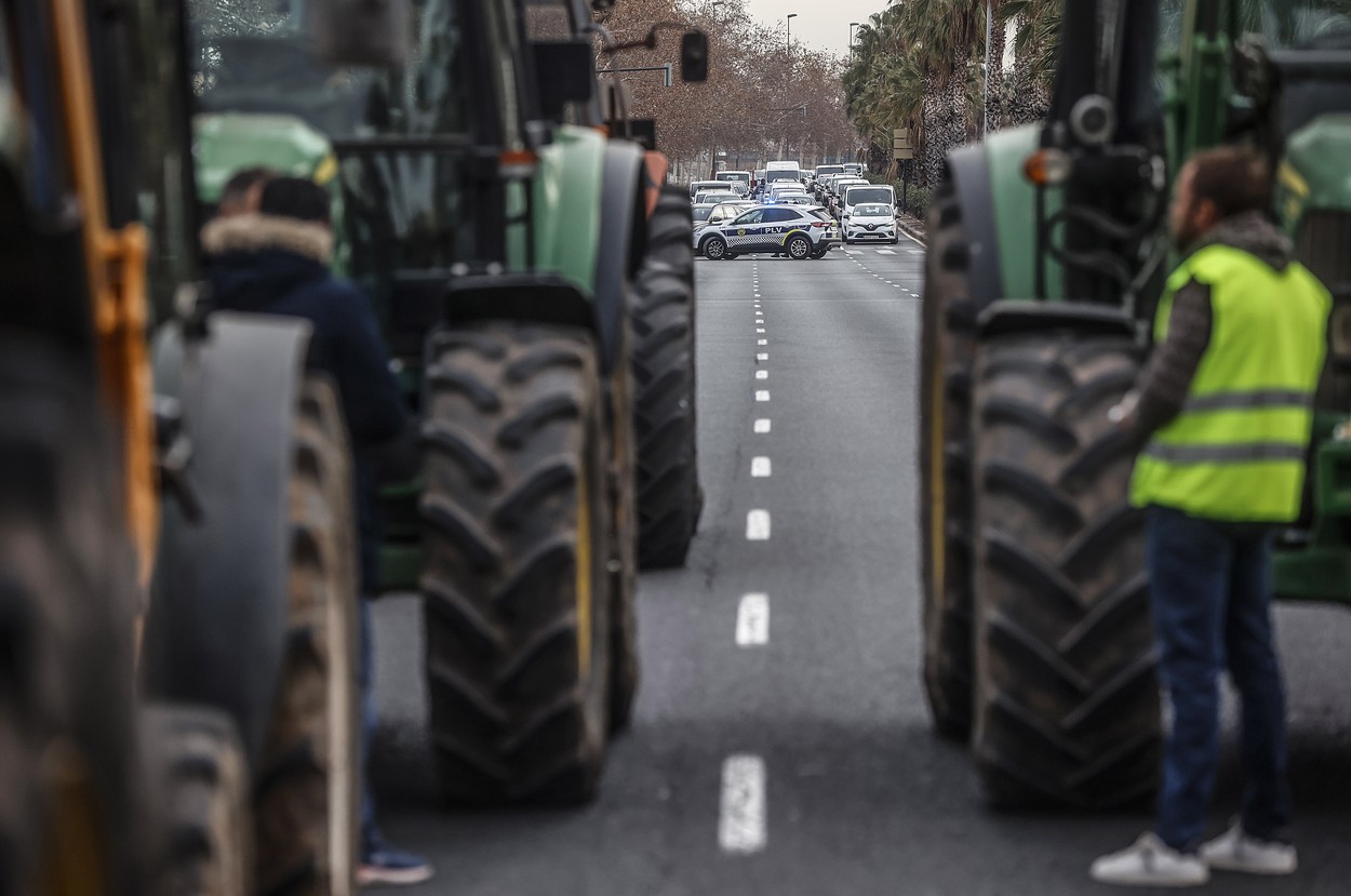 Europa fierbe. Fermierii au venit cu tractoare la Parlamentul European de la Strasbourg. Autostrăzi blocate în Spania, Belgia și Olanda