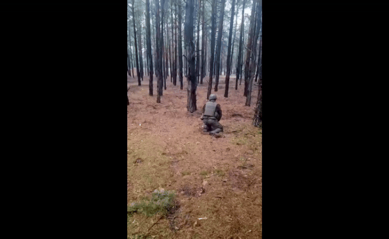 Un soldat rus prezintă metoda de deminare cu parul. „Ori e foarte curajos, ori l-a supărat pe sergent cu ceva de dimineață”