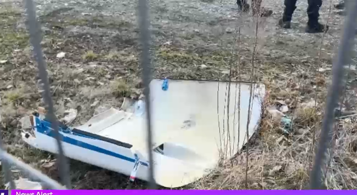 VIDEO O bucată dintr-un avion care zbura deasupra județului Mureș a căzut în curtea unei grădinițe