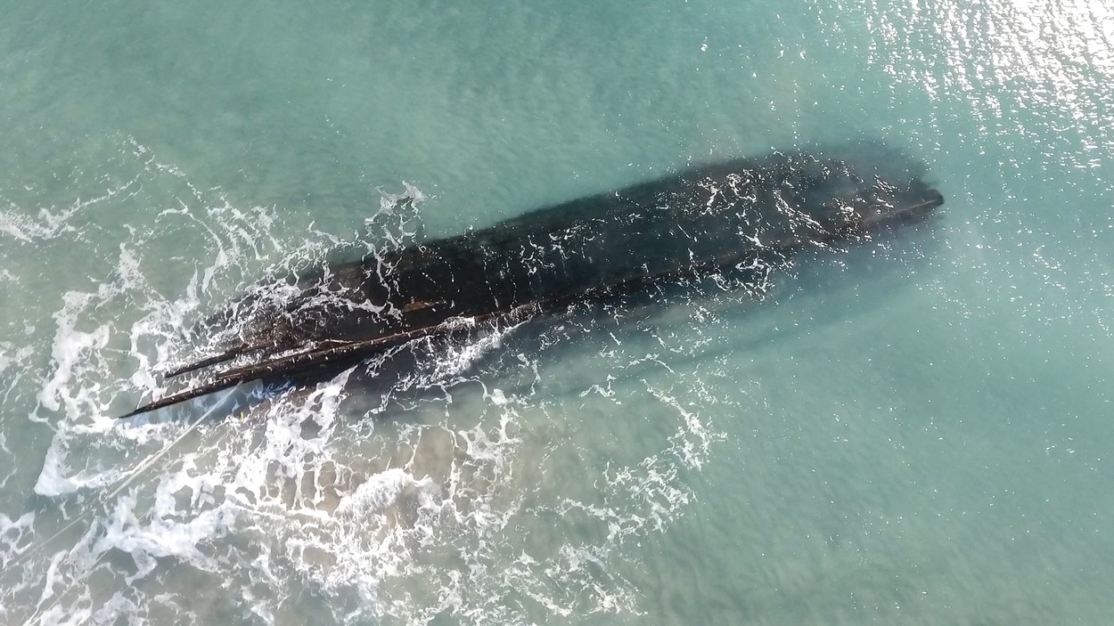Un uragan puternic a scos din adâncurile oceanului o epavă misterioasă. Acum, o altă furtună amenință să o distrugă
