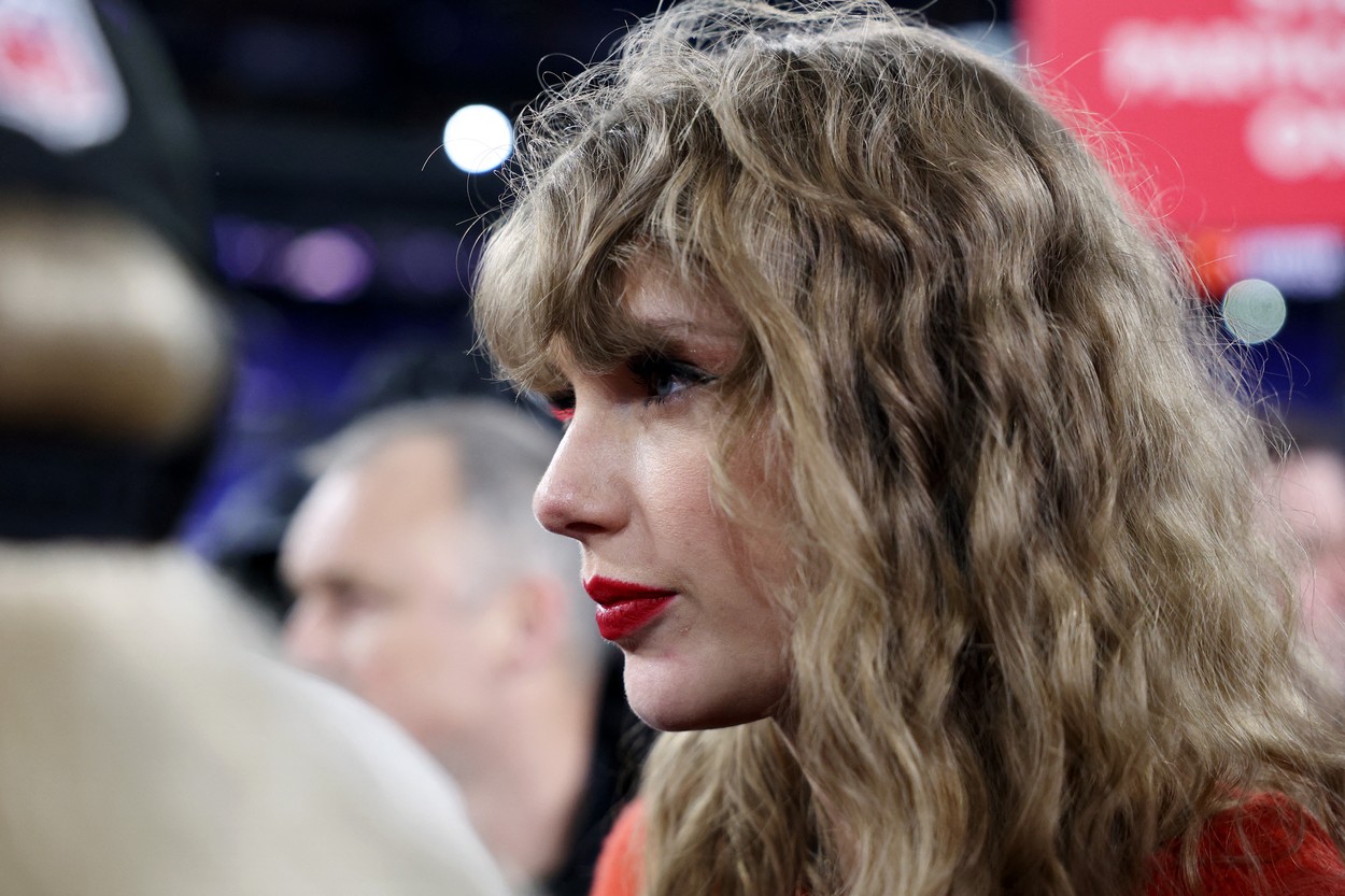 Taylor Swift ameninţă că dă în judecată un student care i-a urmărit avionul privat și spune că e "o chestiune de viaţă și de moarte"