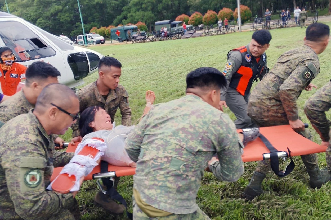 5 morți și 31 de răniți după ce o alunecare de teren în Filipine a îngropat două autobuze