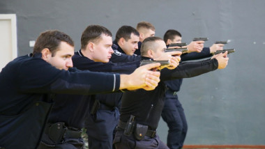 politisti trag cu pistolul