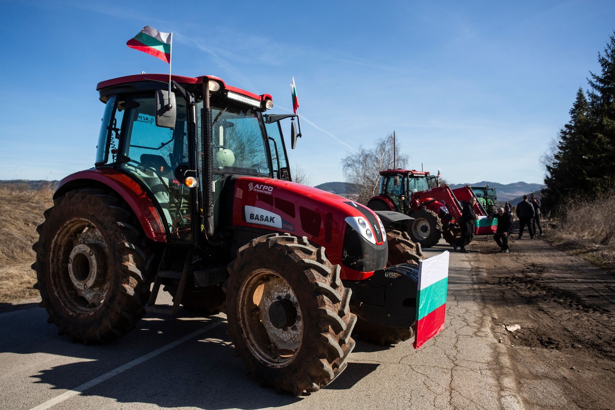 Fermierii bulgari au vărsat laptele din cisterne la vamă și au blocat din nou granița cu România