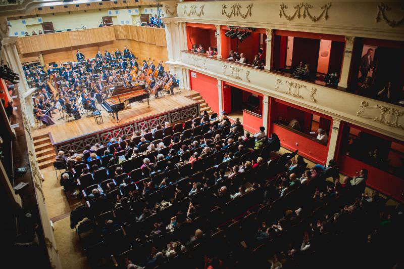 Grevă de avertisment la Filarmonica din Sibiu. Angajați: "Lucrătorii sunt exploataţi cu bună ştiinţă de către conducerea instituţiei"