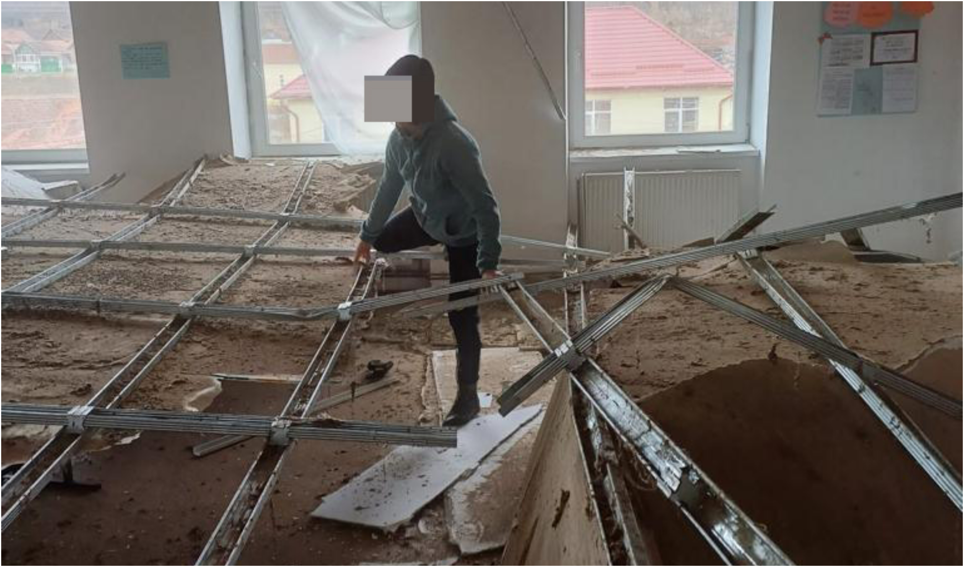 Tavanul unei școli din Sibiu s-a prăbușit peste copii. Patru elevi au fost răniți