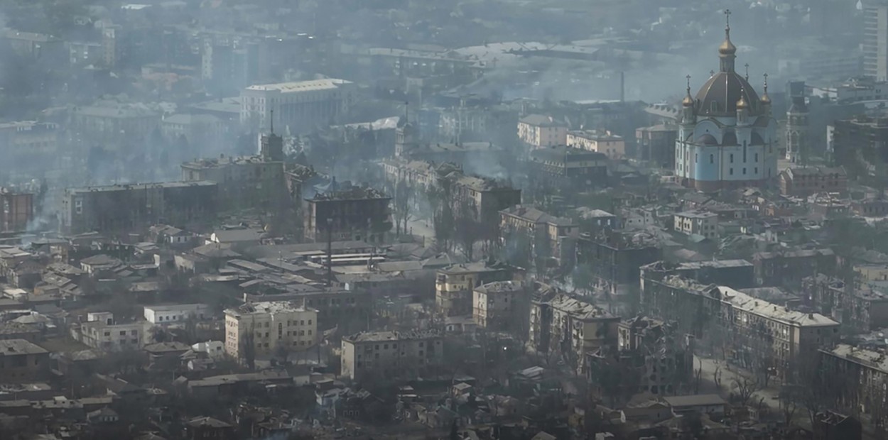 În Mariupolul în ruine, propaganda rusă promovează case "premium" care se vând cu milioane de ruble: "Cerul e albastru, lumea zâmbește"