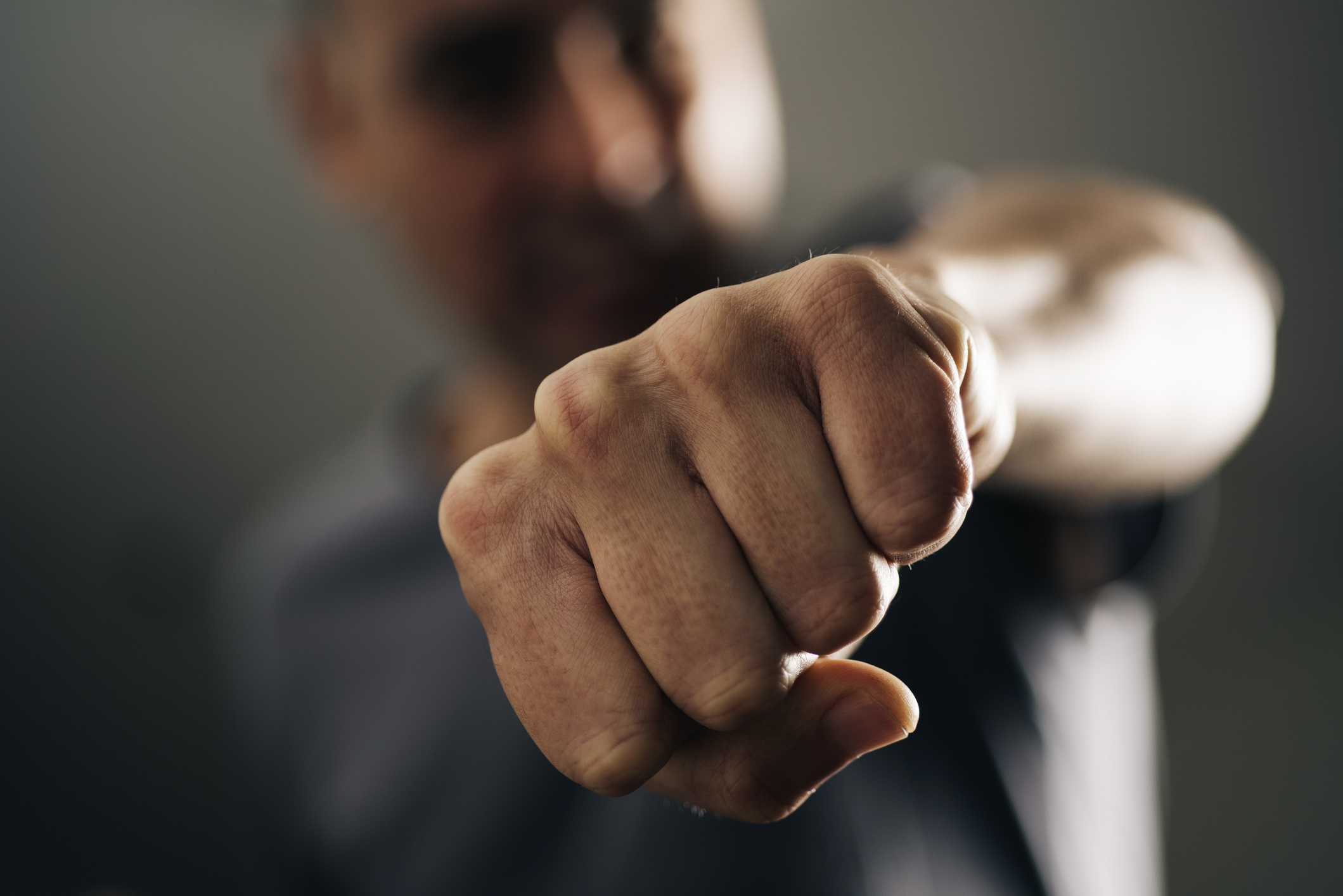 Un barman din Iași a fost arestat la domiciliu pentru că ar fi ucis un client, căruia i-a dat un pumn. Victima a murit după 3 săptămâni