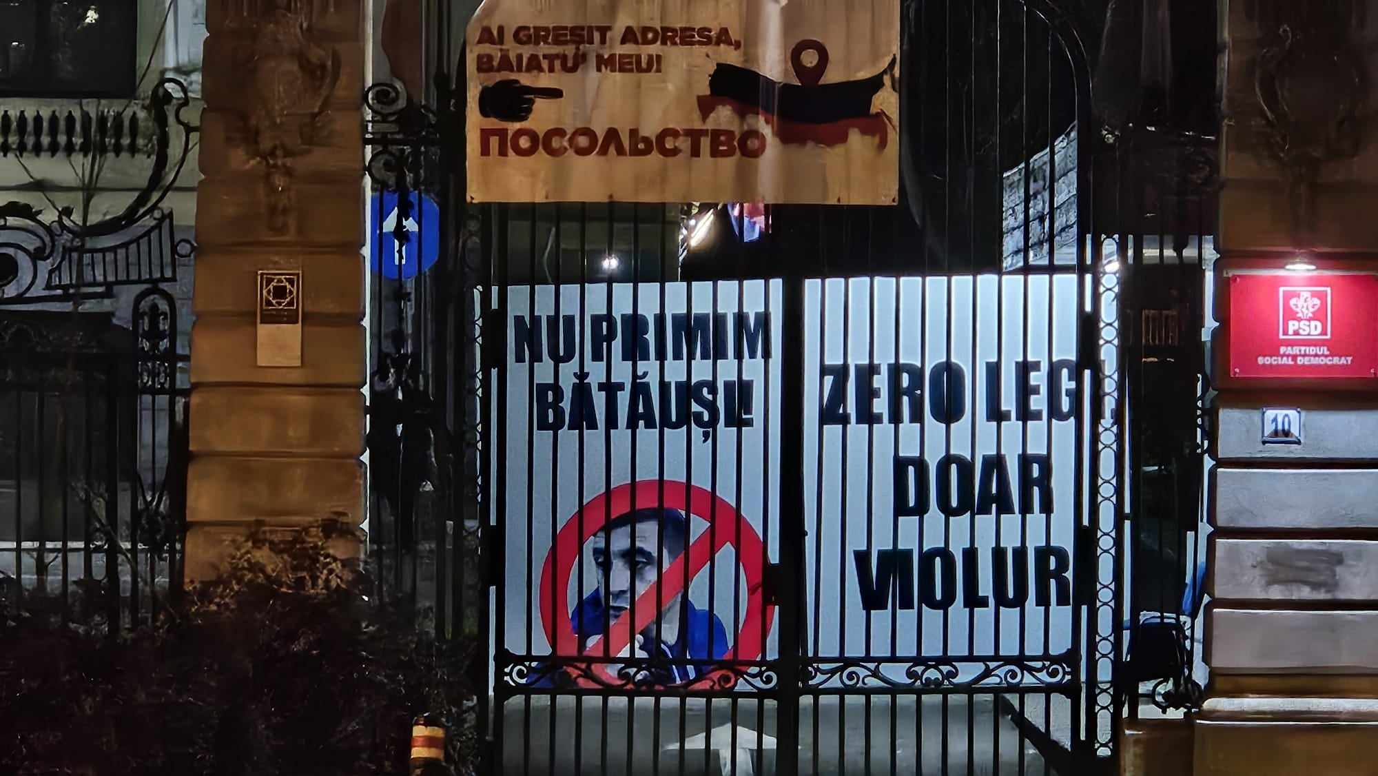 AUR face scandal la toate sediile PSD din țară. PSD-iștii l-au primit pe Simion cu pancarte în rusă: „Ai greșit adresa, băiatu' meu!”