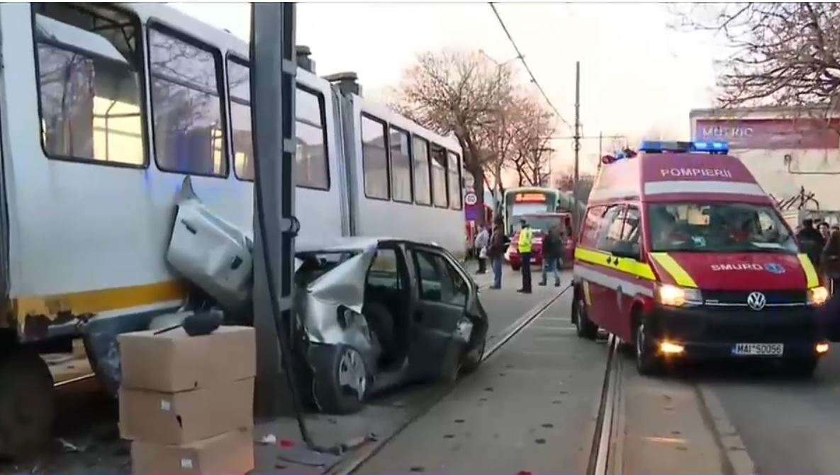 Accident grav în București: Un bărbat de 73 de ani e grav rănit, după ce mașina pe care o conducea s-a izbit de un tramvai
