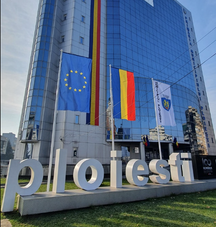 O femeie a încercat să dea foc Primăriei din Ploieşti