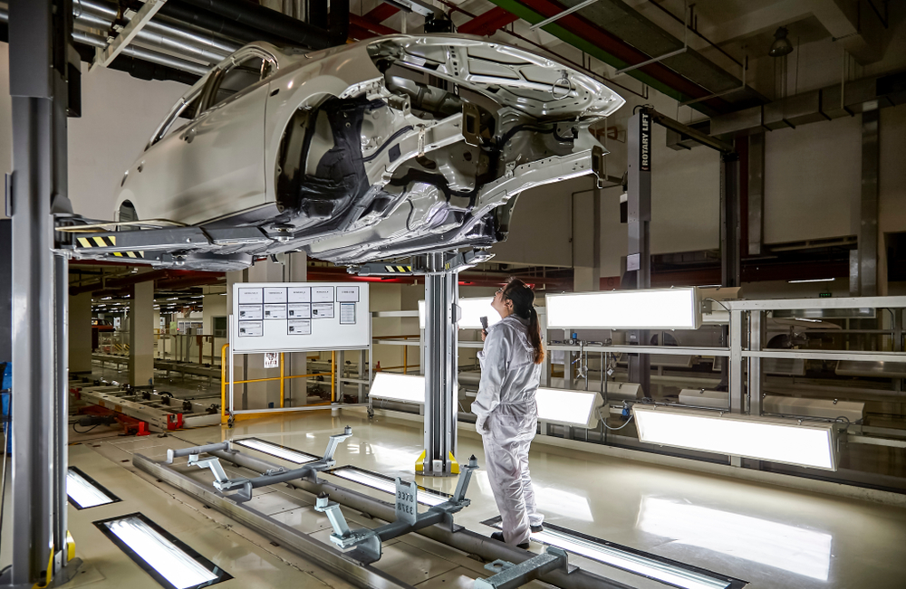 Elon Musk a mărit salariile la Tesla. Cât câștigă acum un muncitor dintr-o fabrică din SUA