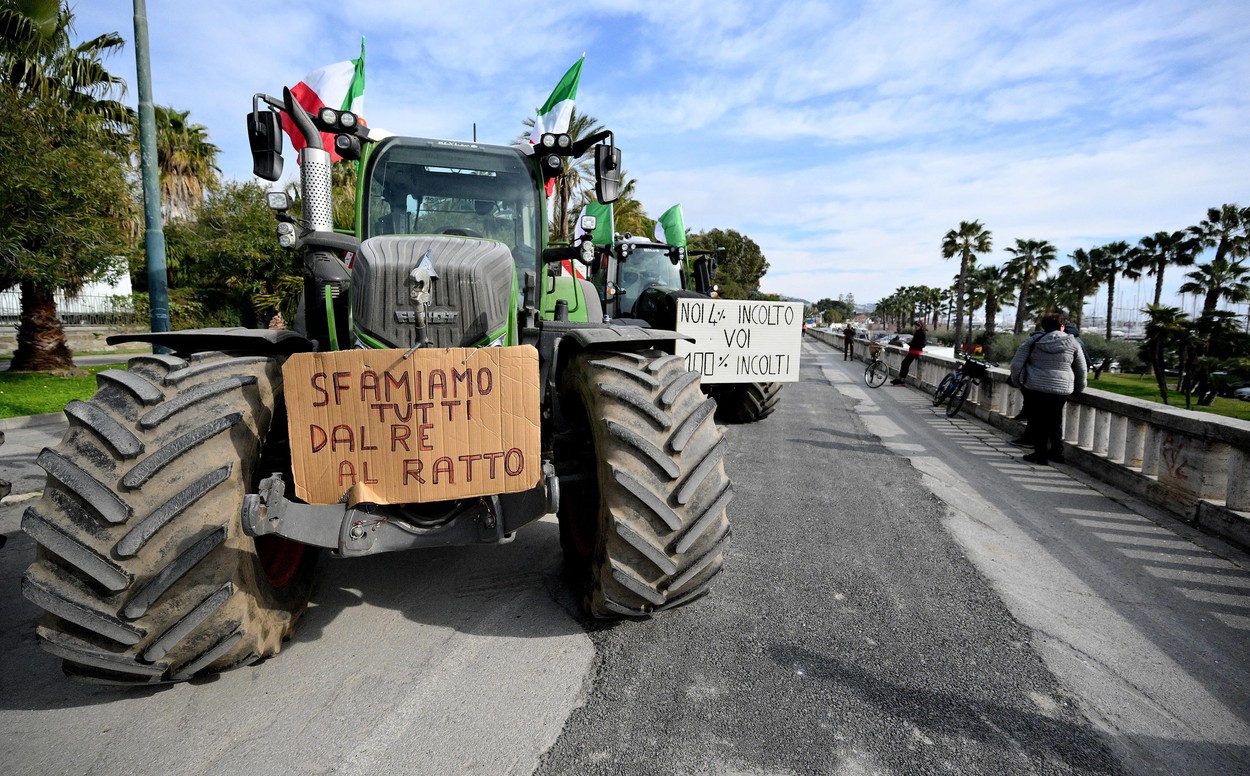  „Aţi vrut sclavi, aţi găsit rebeli”. Fermierii italieni ameninţă că intră cu utilajele în Roma și cu tractoarele la Festivalul Sanremo