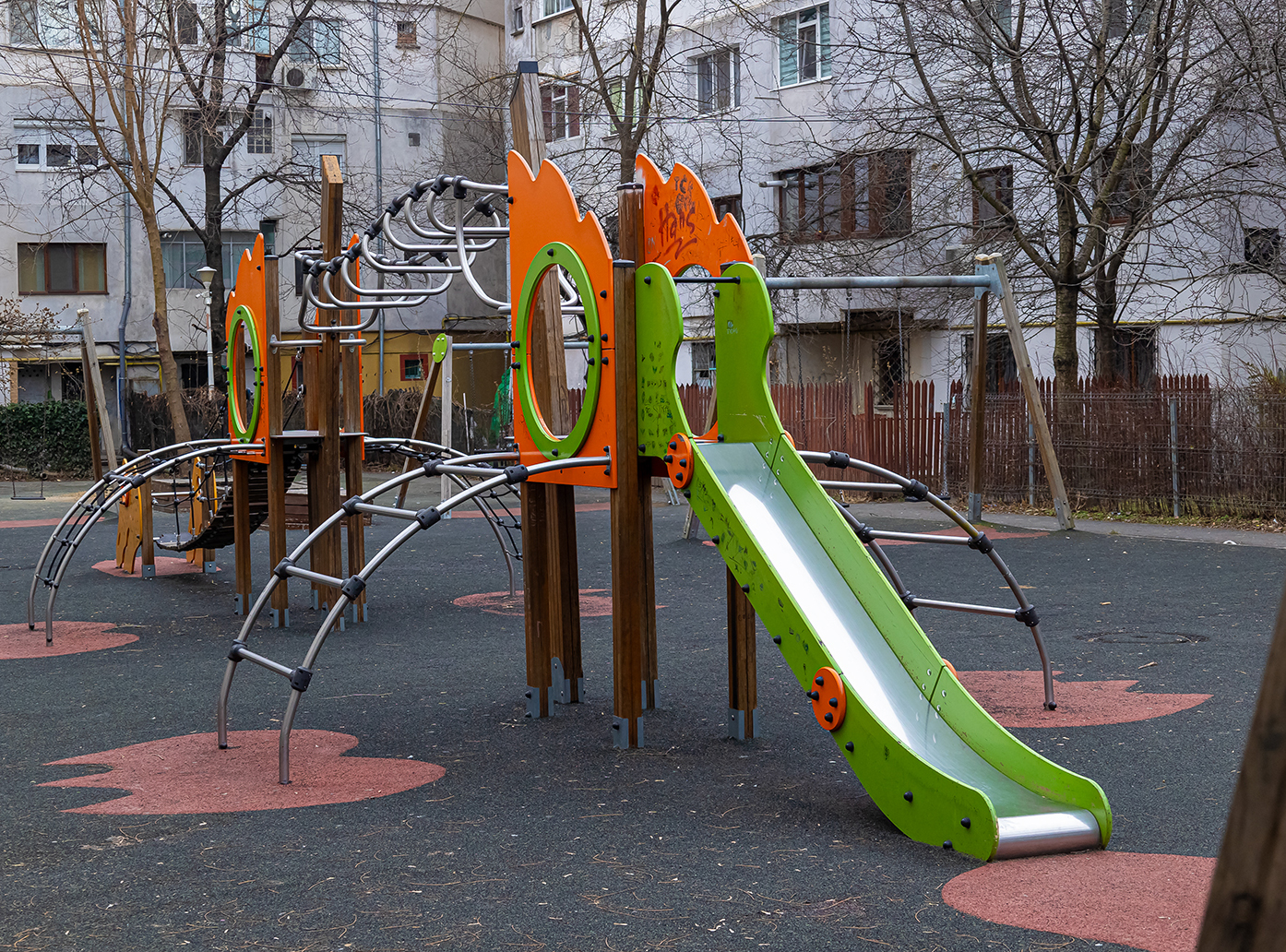 Un loc de joacă din Galați a fost închis de instanță. Locatarii au câștigat procesul cu primăria