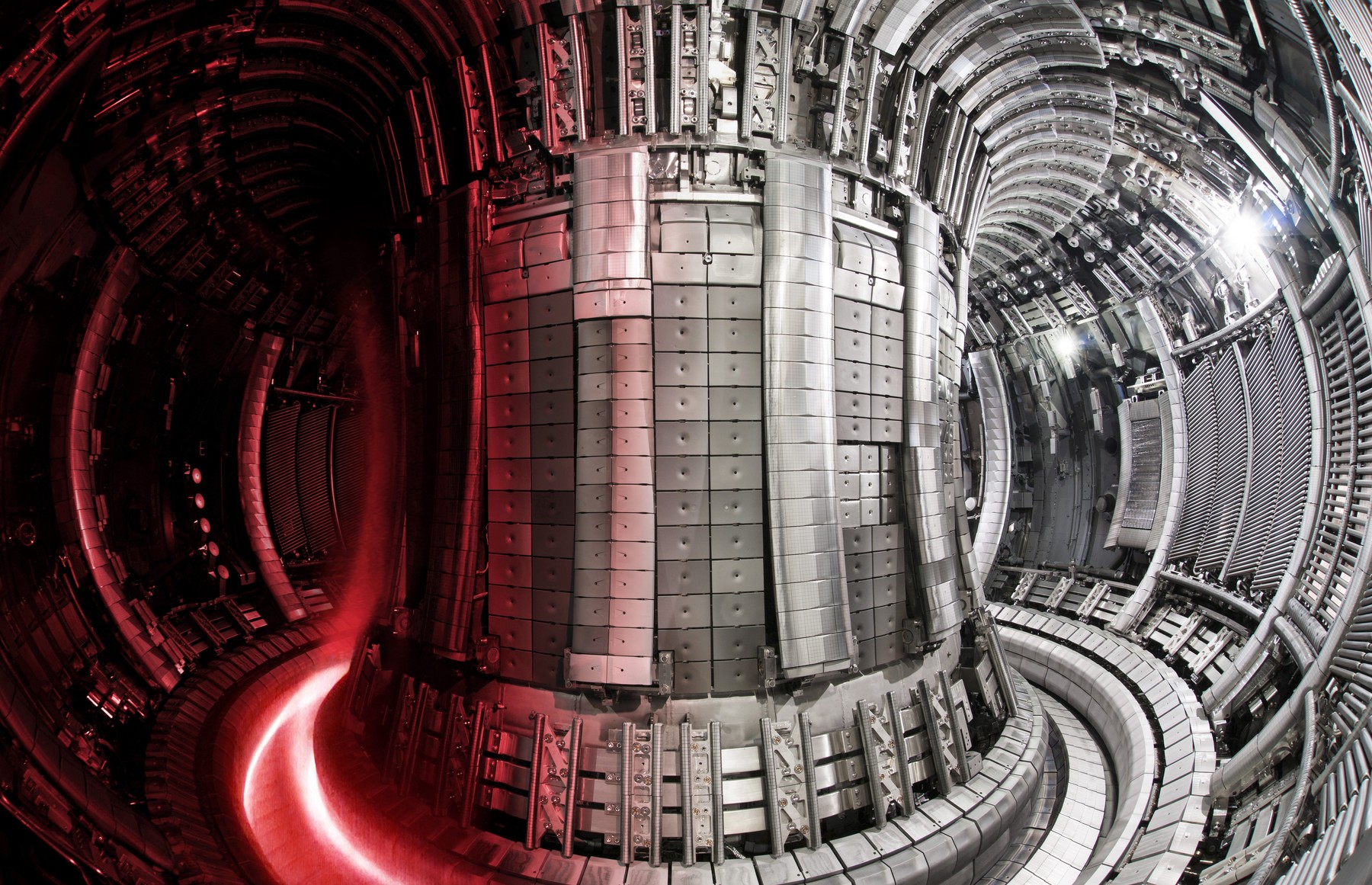 Tot mai aproape de „energia infinită”. Un reactor experimental pe fuziune nucleară a produs o cantitate record de energie