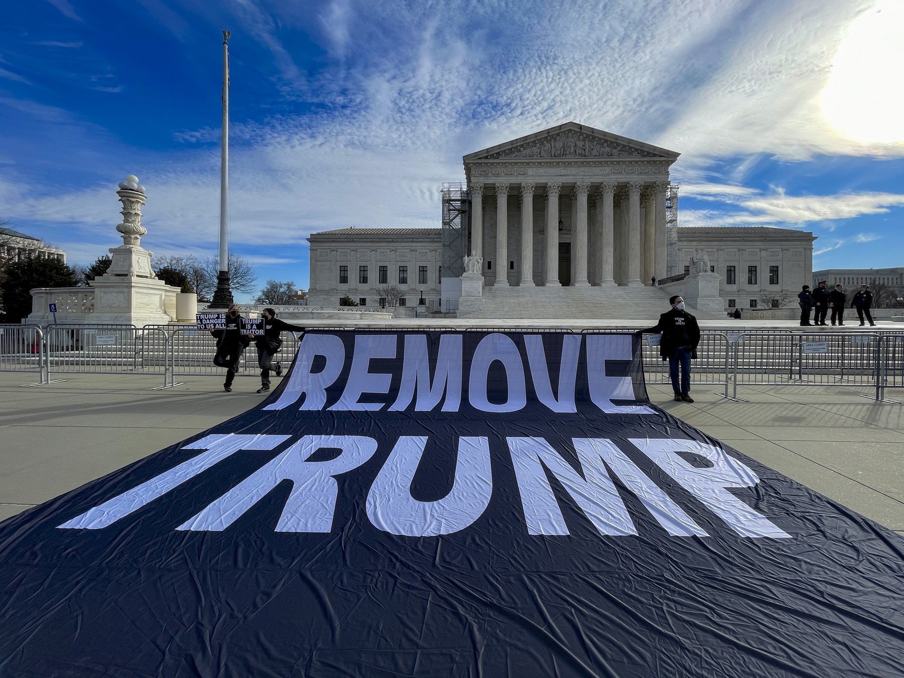 Judecătorii de la Curtea Supremă sunt sceptici față de posibilitatea eliminării lui Trump de pe buletinul de vot