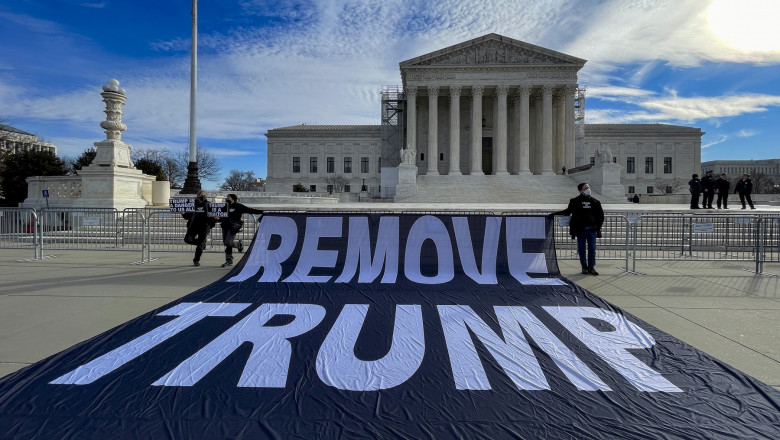 Curtea Supremă SUA cu un banner pe care scrie mesajul Remove trump