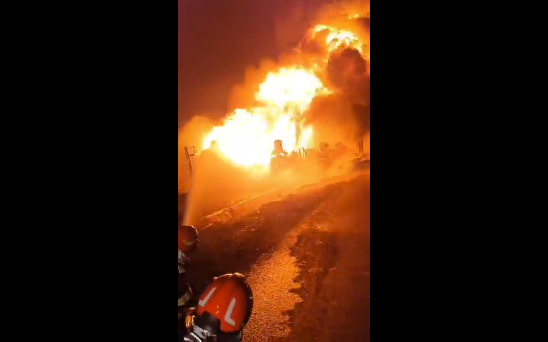 Incendiu violent la o autocisternă răsturnată care transporta combustibil în județul Brăila