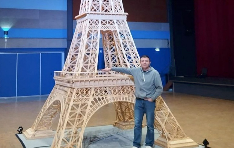 Après 8 ans de travail, sa Tour Eiffel en allumettes invalidée par le Guinness Book des records