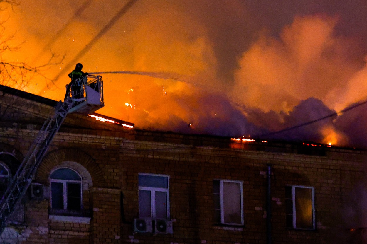 Incendiu de proporții în Moscova. 400 de oameni au fost evacuați de urgență dintr-o clădire cu șase etaje cuprinsă de flăcări